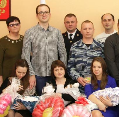 В Крыму стали вручать повестки новорожденным